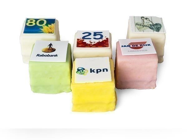 Petit four GEKLEURD + afbeelding