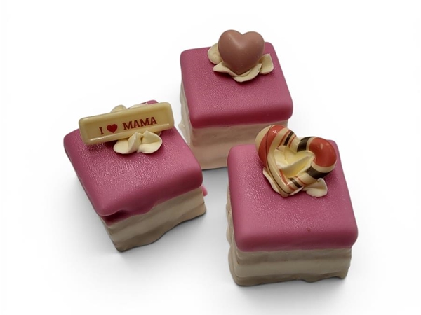 Petit four
